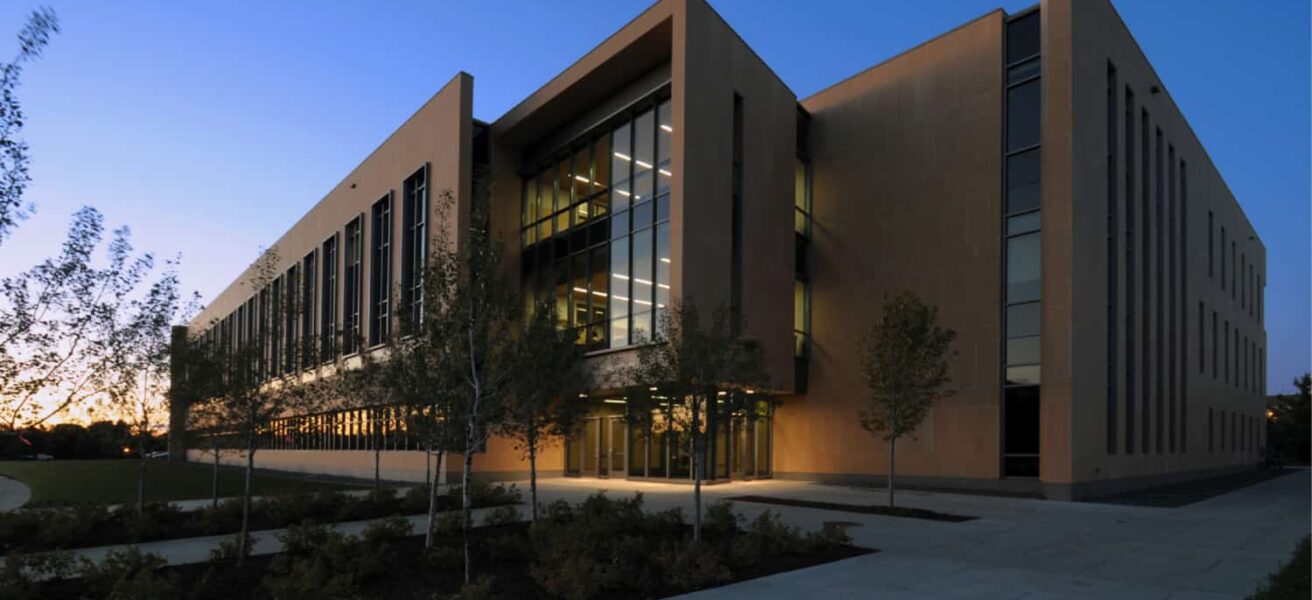 GUSTAVUS ADOLPHUS COLLEGE WARREN AND DONNA BECK ACADEMIC HALL