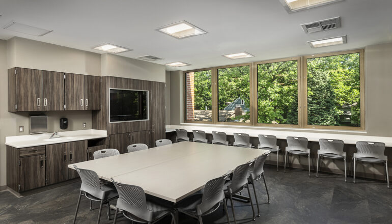 A classroom/dining room for patients in the behavioral health unit with expansive views to nature